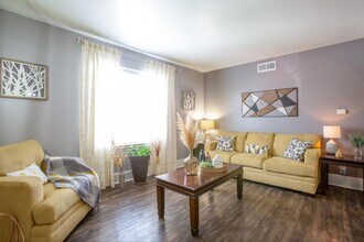 Wellington Estates in San Antonio, TX - Foto de edificio - Building Photo