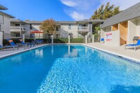 Carmel Apartments in Palmdale, CA - Foto de edificio - Building Photo