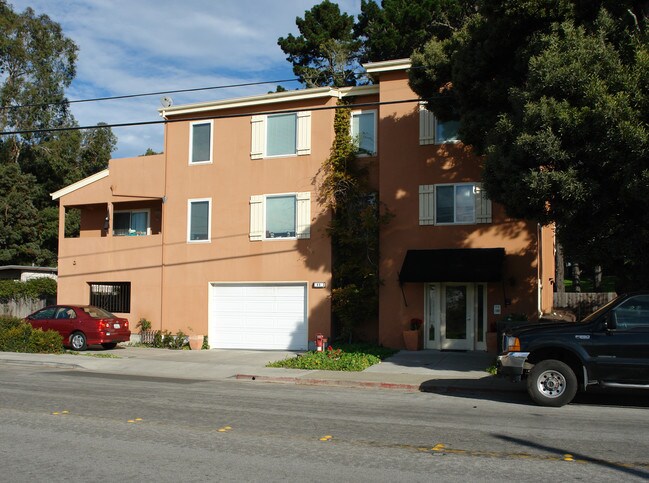 99 Avenue Portola in Half Moon Bay, CA - Foto de edificio - Building Photo