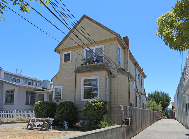 2150 Clinton Ave in Alameda, CA - Building Photo - Building Photo