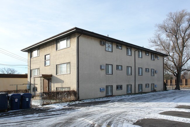 5025 University Ave NE in Columbia Heights, MN - Foto de edificio - Building Photo