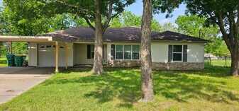 408 S Andrews Dr in Robinson, TX - Building Photo
