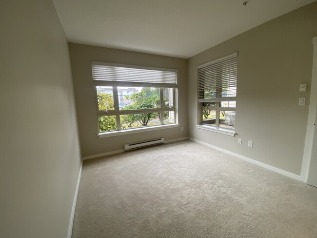 5670 Edgewater Ln in Nanaimo, BC - Building Photo - Building Photo