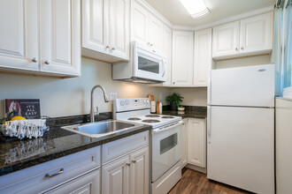 Castlewood Apartments in Walnut Creek, CA - Building Photo - Interior Photo