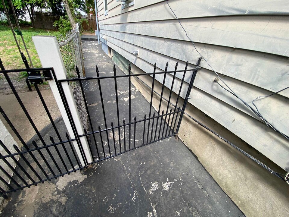19 W 14th St in Bayonne, NJ - Building Photo