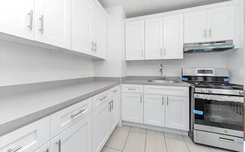 140 E 13th St, Unit 3F in New York, NY - Building Photo - Building Photo