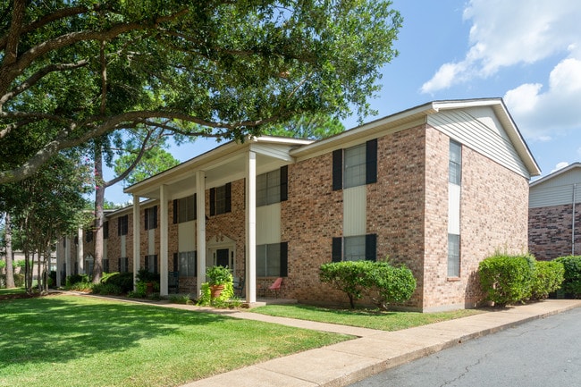 COLONIAL PLAZA APARTMENTS in Shreveport, LA - Foto de edificio - Building Photo