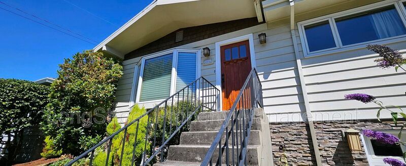 6910 SW 11th Dr in Portland, OR - Building Photo