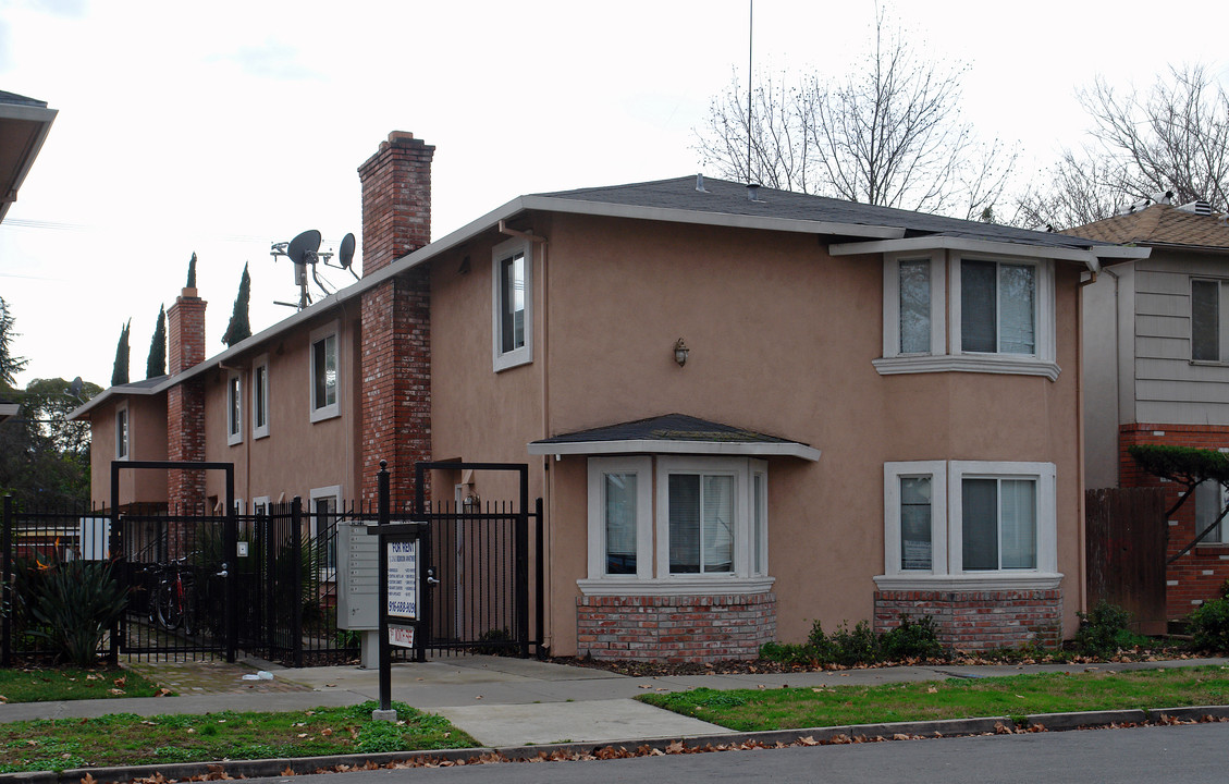 2418 V St in Sacramento, CA - Building Photo