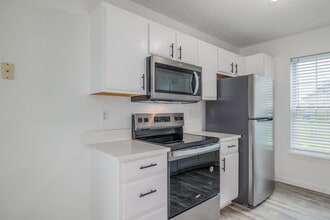 The Villas at Sunset in Springfield, MO - Building Photo - Interior Photo