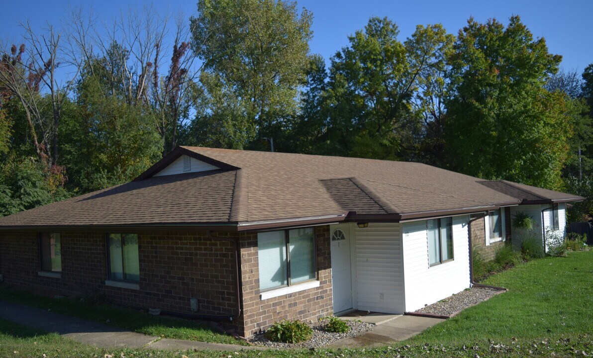 112 Wood Ct, Unit 2 in East Peoria, IL - Building Photo