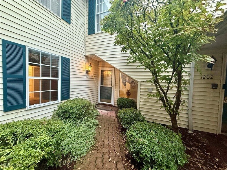 6221 Center St in Mentor, OH - Foto de edificio