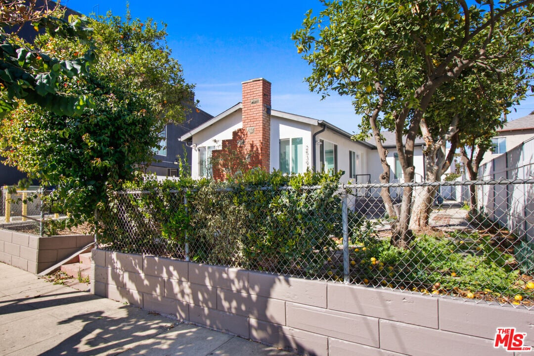 2539 Cloverdale Ave in Los Angeles, CA - Building Photo