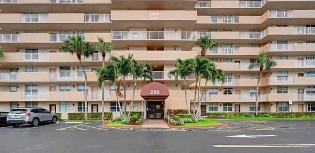 250 Jacaranda Dr in Plantation, FL - Building Photo - Building Photo