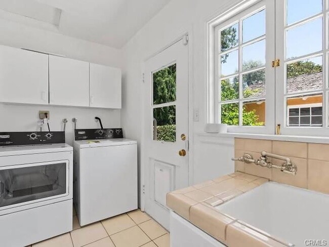 12030 Viewcrest Rd in Los Angeles, CA - Building Photo - Building Photo