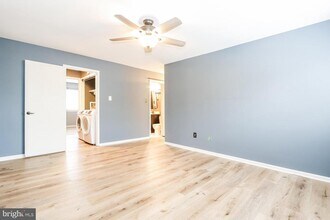 94 Teal Ct in East Windsor, NJ - Foto de edificio - Building Photo