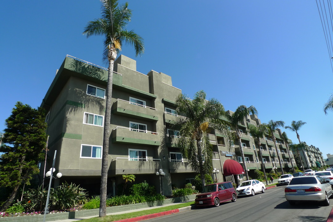 North Tower in Van Nuys, CA - Foto de edificio