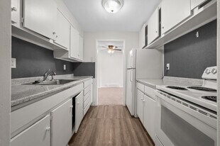 43 Olcott Dr in Manchester, CT - Building Photo