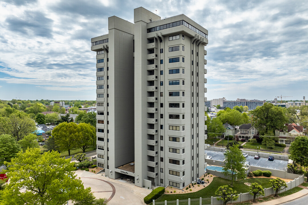 One Parkway Place in Springfield, MO - Building Photo