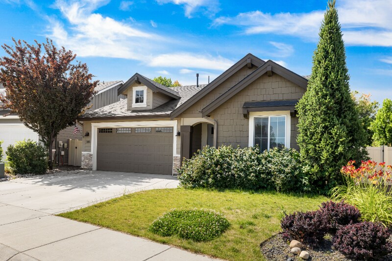 165 E Cool Pond Dr in Meridian, ID - Building Photo