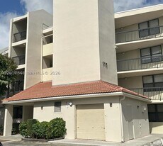 117 Lake Emerald Dr in Oakland Park, FL - Building Photo