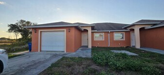 410 Piper Ave in Lehigh Acres, FL - Building Photo