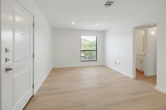 1915 E Martin Luther King Jr Blvd in Austin, TX - Building Photo - Building Photo