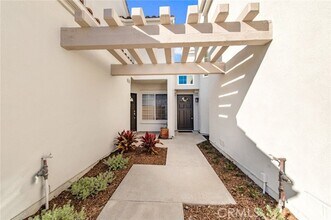 72 Almador in Irvine, CA - Building Photo - Building Photo