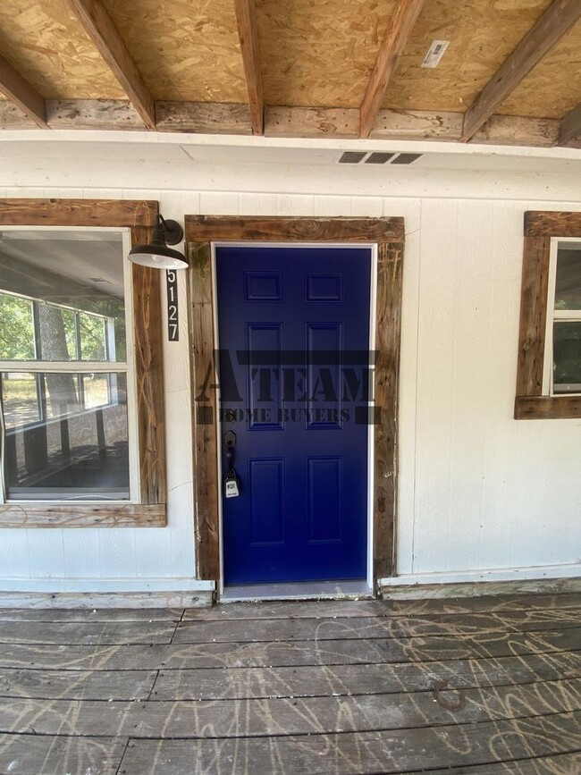 5127 Point La Vista Rd in Malakoff, TX - Foto de edificio - Building Photo