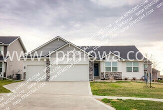 4721 NE Oak Dr in Ankeny, IA - Building Photo - Building Photo