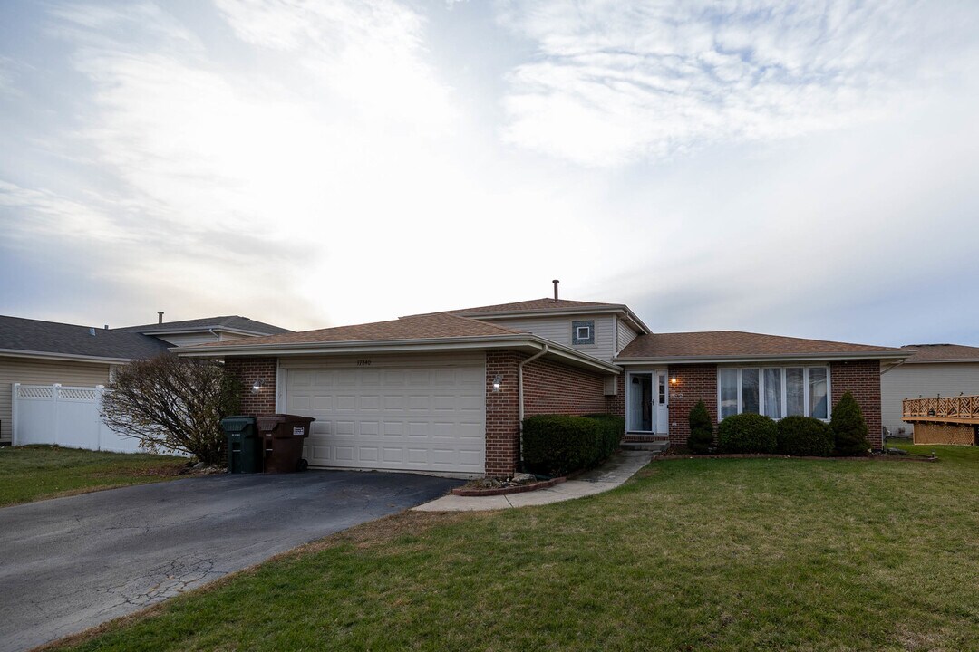 17840 Vista Dr in Country Club Hills, IL - Foto de edificio