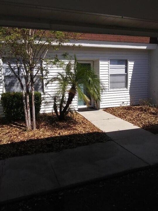 13813 Mission Oaks Blvd in Seminole, FL - Foto de edificio