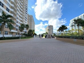 1980 S Ocean Dr in Hallandale Beach, FL - Building Photo - Building Photo