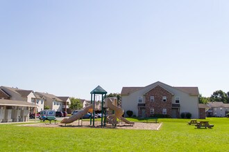 Arbors at Riverbend Apartments in Osceola, IN - Foto de edificio - Building Photo