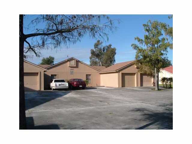 13717 Yarmouth Dr in Wellington, FL - Foto de edificio - Building Photo