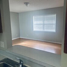 6911 NW Dorothy St in Port St. Lucie, FL - Foto de edificio - Building Photo