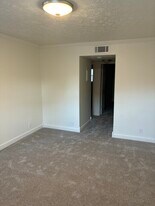6103 Julie Kays Way, Unit 3 in Louisville, KY - Building Photo