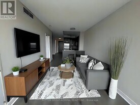 7608 Yonge St in Vaughan, ON - Building Photo