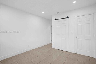 136 NW 6th Ave in Hallandale Beach, FL - Foto de edificio - Building Photo