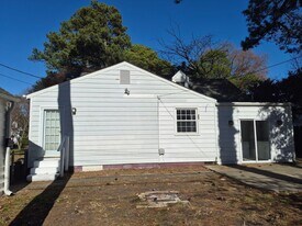 615 Maycox Ave in Norfolk, VA - Building Photo