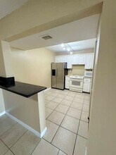 711 N Pine Island Rd, Unit 213 in Plantation, FL - Foto de edificio - Building Photo