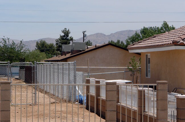 15624 Broken Bow Rd in Apple Valley, CA - Building Photo - Building Photo