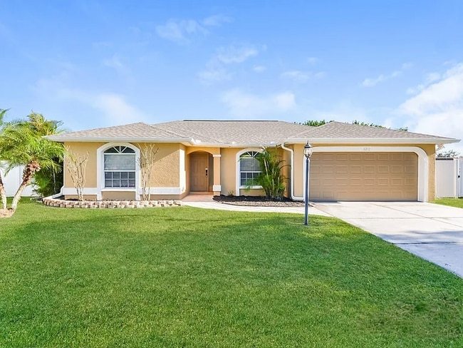 6221 65th Pl E in Palmetto, FL - Building Photo - Building Photo