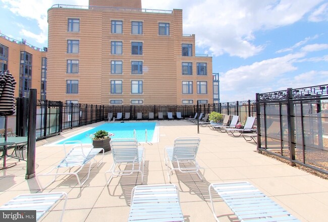 1440 N St NW, Unit 1011 in Washington, DC - Building Photo - Building Photo