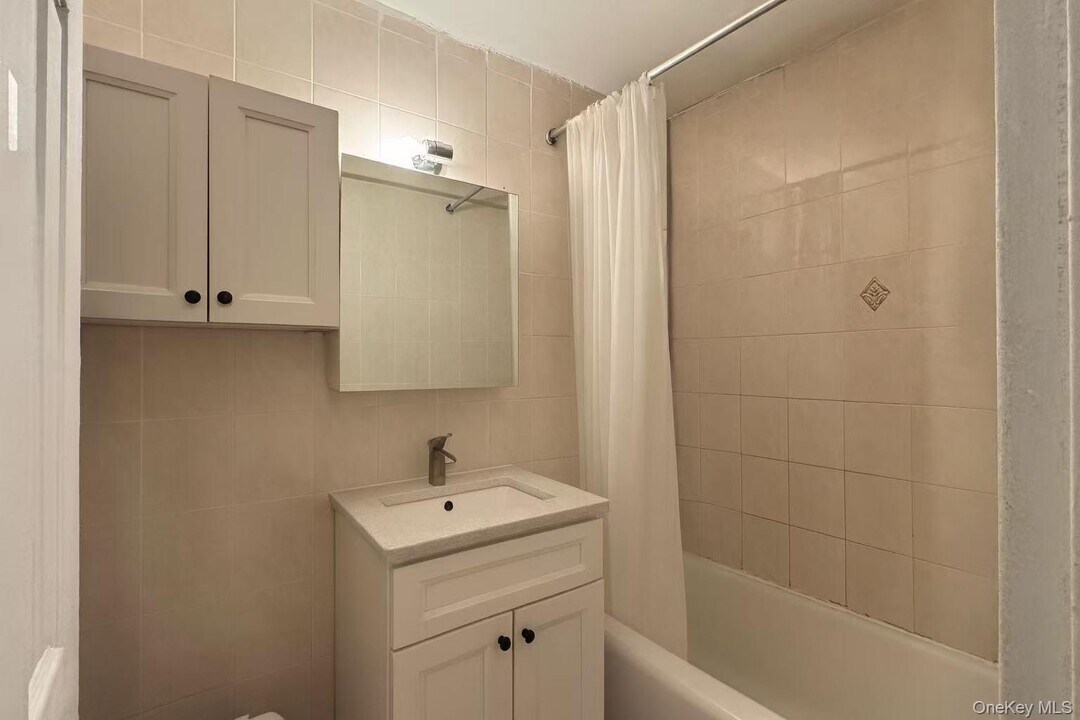137-40 45th Ave in Queens, NY - Building Photo