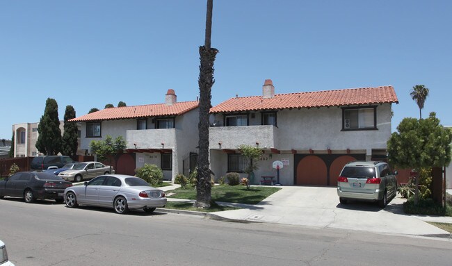 Monroe Villas in San Diego, CA - Foto de edificio - Building Photo