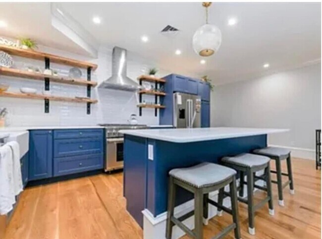 388 W 4th St, Unit 3 in Boston, MA - Building Photo - Building Photo
