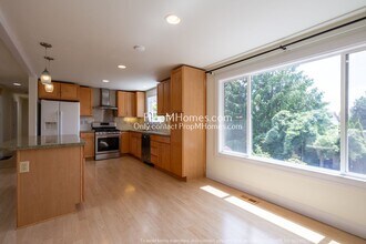 5615 SE Hillwood Cir in Milwaukie, OR - Building Photo - Building Photo
