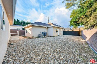 17625 Burbank Blvd in Los Angeles, CA - Foto de edificio - Building Photo