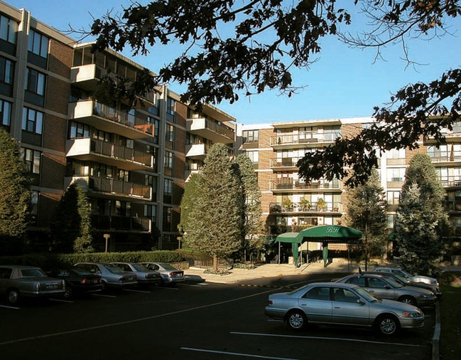 Briar House Condominium in Elkins Park, PA - Foto de edificio - Building Photo